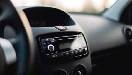 Changer l'autoradio d'une Clio 3 : guide ultime